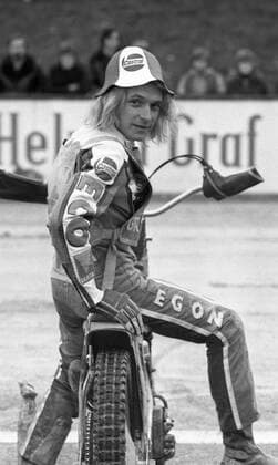 Egon MUELLER, Deutschland, Speedway-Fahrer, sitzt auf seinem Motorrad, ganze Figur, Ganzfigur, Ganzkoerper, black and white, Schwarz - weiss, schwarzweiss, monochrom, SW Monochrome, Schwarzweissfoto, beim Speedway in Bopfingen, 17.10.1976 Â *** Egon MUELLER, Germany, speedway rider, sitting on his motorcycle, full figure, whole body, black and white, black and white, black and white, monochrome, SW monochrome, black and white photo, at the speedway in Bopfingen, 17 10 1976 Â