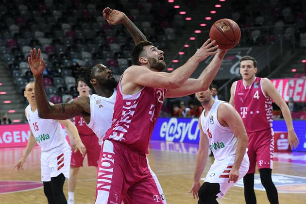 Basketball Men easyCredit BBL 28 Matchday Telekom Baskets Bonn FC Bayern Munich on 13 04 2021 at the Telekom Dome in Bonn Leon Kratzer Bonn , front Jalen Reynolds Munich , rear xRx