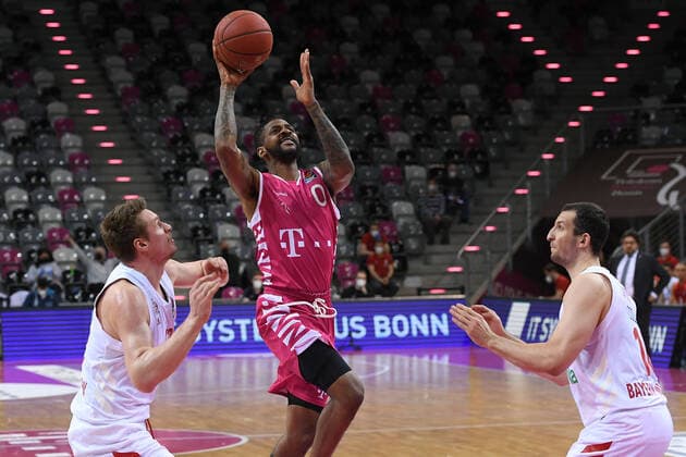 Basketball Men easyCredit BBL 28 Matchday Telekom Baskets Bonn FC Bayern Munich on 13 04 2021 at the Telekom Dome in Bonn Leon Radosevic Munich , left Alex Hamilton Bonn , middle Paul Zipser Munich , right xRx