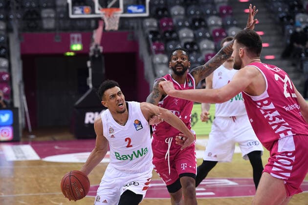 Basketball Men easyCredit BBL 28 Matchday Telekom Baskets Bonn FC Bayern Munich on 13 04 2021 at the Telekom Dome in Bonn Wade Baldwin Munich , left Leon Kratzer Bonn , right Alex Hamilton Bonn , rear xRx