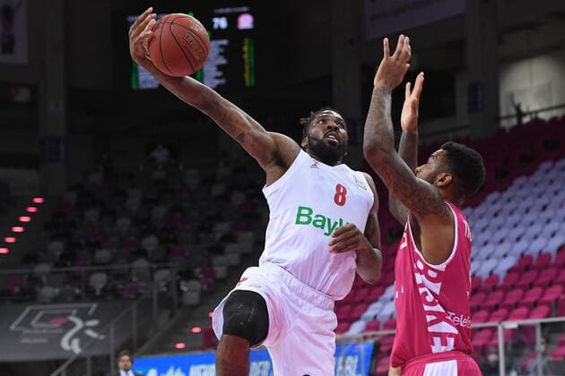 Basketball Men easyCredit BBL 28 Matchday Telekom Baskets Bonn FC Bayern Munich on 13 04 2021 at the Telekom Dome in Bonn Jalen Reynolds Munich , left James Thompson IV Bonn , right xRx