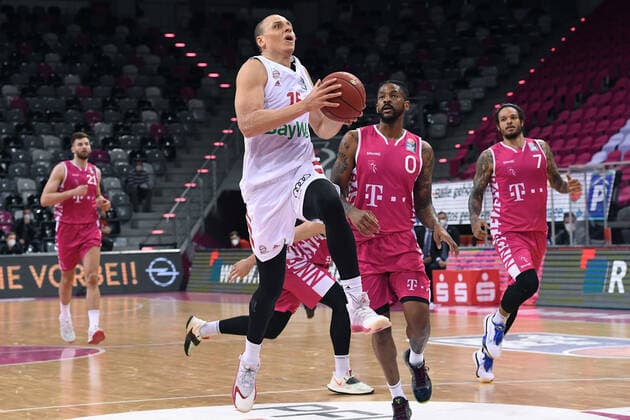 Basketball Men easyCredit BBL 28 Matchday Telekom Baskets Bonn FC Bayern Munich on 13 04 2021 at Telekom Dome in Bonn Robin Amaize Munich , left Alex Hamilton Bonn , right xRx