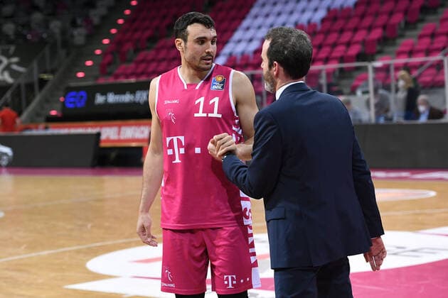 Basketball Men easyCredit BBL 28 Matchday Telekom Baskets Bonn FC Bayern Munich on 13 04 2021 at the Telekom Dome in Bonn Anthony DiLeo Bonn , left William Voigt coach head coach Bonn , right xRx