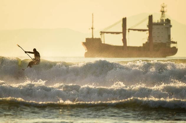 Bilder des Jahres 2021, Sport 04 April Sport Themen der Woche KW15 VLADIVOSTOK, RUSSIA - APRIL 14, 2021: A man enjoys surfing in Sobol Bay, off the coast of Ussuri Bay. Yuri Smityuk TASS  TS0FCBCB