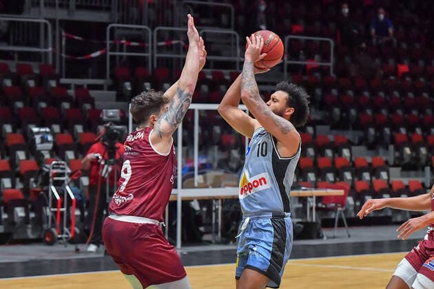 Chemnitz, Germany 14 April 2021 BBL 2020 2021 Niners Chemnitz vs Hakro Merlins Crailsheim v li in duel Dominique Johnson Chemnitz and Jermaine Haley Crailsheim Fair Chemnitz Saxony Copyright: xFotostandx xDostmannx