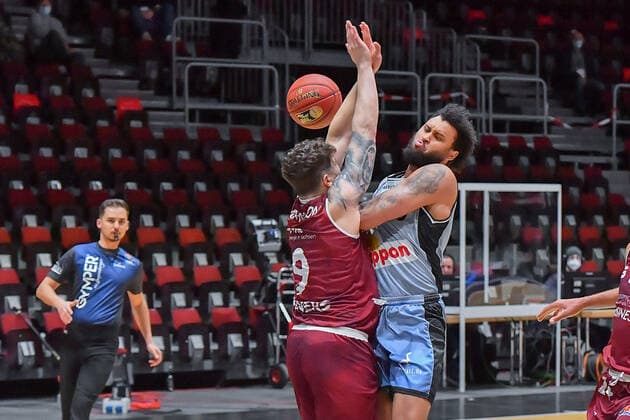 Chemnitz, Germany 14 April 2021 BBL 2020 2021 Niners Chemnitz vs Hakro Merlins Crailsheim v li in duel Dominique Johnson Chemnitz and Jermaine Haley Crailsheim Fair Chemnitz Saxony Copyright: xFotostandx xDostmannx
