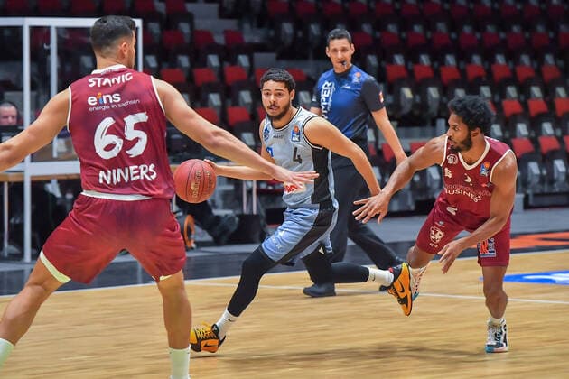 Chemnitz, Germany 14 April 2021 BBL 2020 2021 Niners Chemnitz vs Hakro Merlins Crailsheim v li in duel Filip Stanic Chemnitz , Nimrod Hilliard Crailsheim and Harris Terrell Chemnitz fair Chemnitz Saxony Copyright: xFotostandx xDostmannx