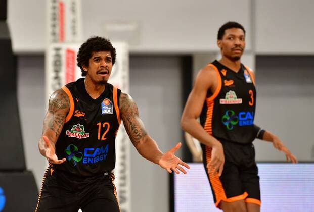 BAMBERG 14 04 2021 Basketball easycredit 1 Basketball Bundesliga 28 Matchday Brose Bamberg vs Rasta Vechta Edgar Sosa 12, Rasta Vechta unhappy with referee decision against him Right Sha Markus Kennedy 3, Rasta Vechta Photo Hans Martin Issler isslerimages Brose Bamberg vs Rasta Vechta