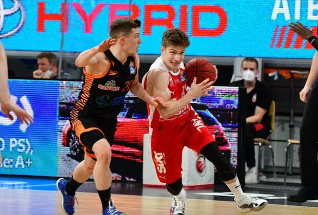 BAMBERG 14 04 2021 Basketball easycredit 1 Basketball Bundesliga 28 Matchday Brose Bamberg vs Rasta Vechta Bennet Hundt 33, Brose Bamberg moves to the basket against his brother Jannes Hundt 20, Rasta Vechta Photo Hans Martin Issler isslerimages Brose Bamberg vs Rasta Vechta