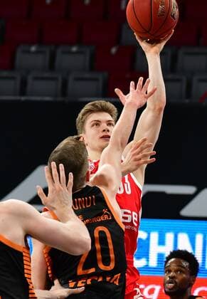 BAMBERG 14 04 2021 Basketball easycredit 1 Basketball Bundesliga 28 matchday Brose Bamberg vs Rasta Vechta Bennet Hundt 33, Brose Bamberg throws against his brother Jannes Hundt 20, Rasta Vechta photo Hans Martin Issler isslerimages Brose Bamberg vs Rasta Vechta