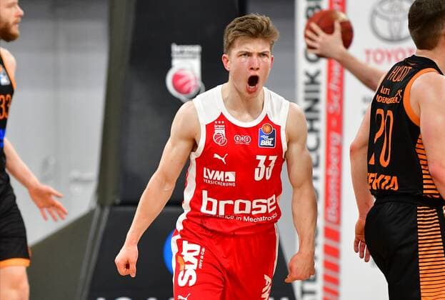 BAMBERG 14 04 2021 Basketball easycredit 1 Basketball Bundesliga 28 Matchday Brose Bamberg vs Rasta Vechta Bennet Hundt 33, Brose Bamberg cheers on successful three-point shot Photo Hans Martin Issler isslerimages Brose Bamberg vs Rasta Vechta