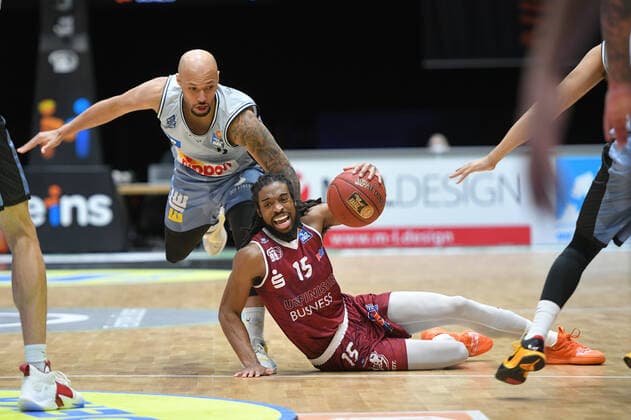 Marcus Thornton Niners Chemnitz r and Maurice Stuckey HAKRO Merlins Crailsheim li , Niners Chemnitz vs HAKRO Merlins Crailsheim, 14 04 2021, easycredit Basketball Bundesliga, GER, Season 2020 21 Niners Chemnitz vs HAKRO Merlins Crailsheim, 14 04 2021, easycredit Basketball Bundesliga, GER, Season 2020 21 Chemnitz Copyright: xBertxHarzer xEibner-xPressefotox