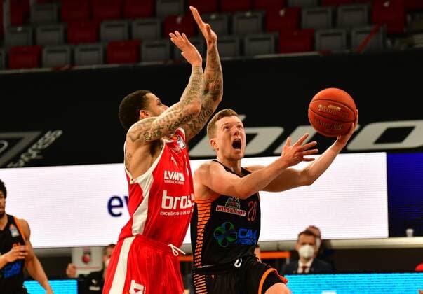BAMBERG 14 04 2021 Basketball easycredit 1 Basketball Bundesliga 28 Matchday Brose Bamberg vs Rasta Vechta Jannes Hundt 20, Rasta Vechta with a basket shot against Tyler Larson 55, Brose Bamberg Photo Hans Martin Issler isslerimages Brose Bamberg vs Rasta Vechta