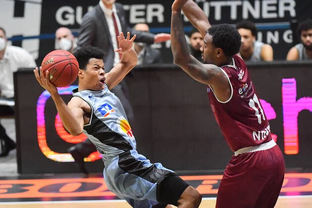 Chemnitz, Germany 14 April 2021 BBL 2020 2021 Niners Chemnitz vs Hakro Merlins Crailsheim v li in duel Trae Bell Haynes Crailsheim and Isiaha Mike Chemnitz Fair Chemnitz Saxony Copyright: xFotostandx xDostmannx