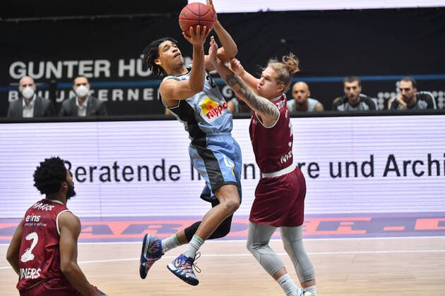 Chemnitz, Germany 14 April 2021 BBL 2020 2021 Niners Chemnitz vs Hakro Merlins Crailsheim v li in duel Jeremy Jones Crailsheim and Malte Ziegenhagen Chemnitz Fair Chemnitz Saxony Copyright: xFotostandx xDostmannx