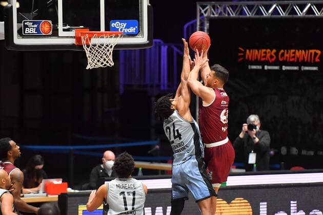Chemnitz, Germany 14 April 2021 BBL 2020 2021 Niners Chemnitz vs Hakro Merlins Crailsheim v li in duel Jeremy Jones Crailsheim and Filip Stanic Chemnitz Fair Chemnitz Saxony Copyright: xFotostandx xDostmannx