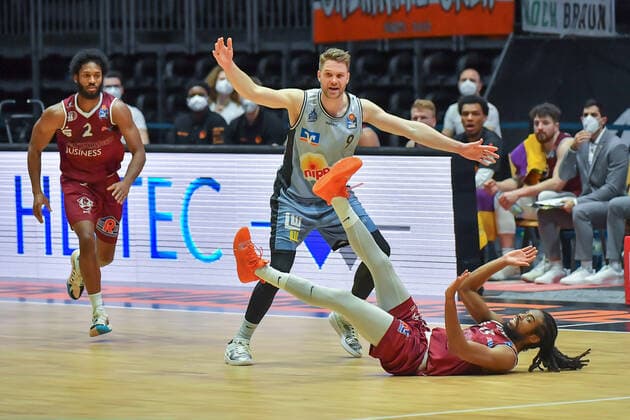 Chemnitz, Germany 14 April 2021 BBL 2020 2021 Niners Chemnitz vs Hakro Merlins Crailsheim v li in duel Fabian Bleck Crailsheim and Marcus Thornton Chemnitz fair Chemnitz Saxony Copyright: xFotostandx xDostmannx
