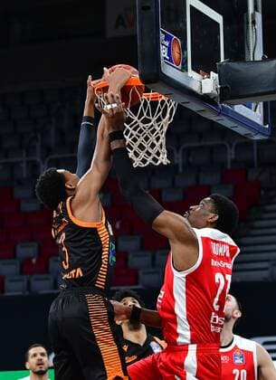 BAMBERG 14 04 2021 Basketball easycredit 1 Basketball Bundesliga 28 matchday Brose Bamberg vs Rasta Vechta Sha Markus Kennedy 3, Rasta Vechta with dunk against Shevon Thompson 27, Brose Bamberg photo Hans Martin Issler isslerimages Brose Bamberg vs Rasta Vechta