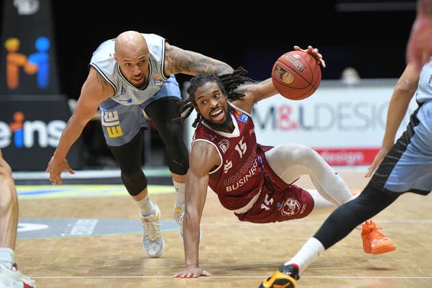 Marcus Thornton Niners Chemnitz r and Maurice Stuckey HAKRO Merlins Crailsheim li , Niners Chemnitz vs HAKRO Merlins Crailsheim, 14 04 2021, easycredit Basketball Bundesliga, GER, Season 2020 21 Niners Chemnitz vs HAKRO Merlins Crailsheim, 14 04 2021, easycredit Basketball Bundesliga, GER, Season 2020 21 Chemnitz Copyright: xBertxHarzer xEibner-xPressefotox