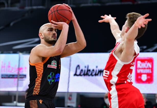 BAMBERG 14 04 2021 basketball easycredit 1 basketball Bundesliga 28 matchday Brose Bamberg vs Rasta Vechta Stefan Peno 4, Rasta Vechta throws against Bennet Hundt 33, Brose Bamberg photo Hans Martin Issler isslerimages Brose Bamberg vs Rasta Vechta