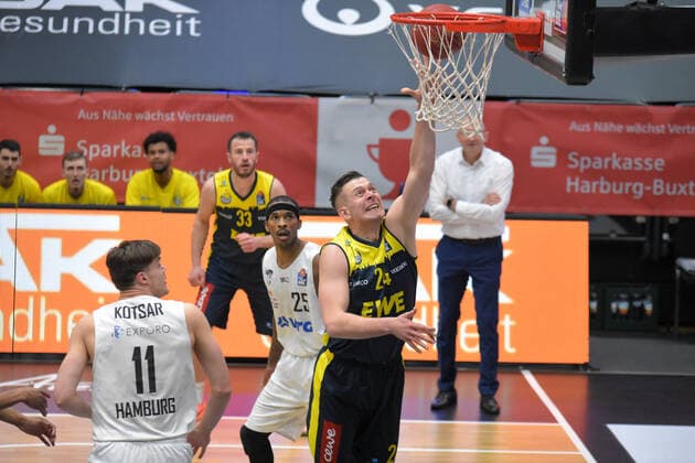 Basketball I Men I Season 2020 2021 I easyCredit Bundesliga I 28 Matchday I Hamburg Towers EWE Baskets Oldenburg I 14 04 2021 Rasid Mahalbasic 24, Oldenburg makes a basket Hamburg edel optics de Arena, Kurt Emmerich Platz, Wilhelmsburger Inselpark Hamburg Germany. Copyright: xLobeca RobertoxSeidelx