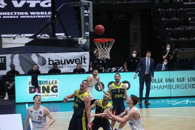 Basketball Germany, 1 Bundesliga, Hamburg Towers EWE Baskets Oldenburg, Hamburg, 14 04 2021 Justus Hollatz Towers, l Rasid Mahalbasic Oldenburg, 2 v l Hamburg Germany