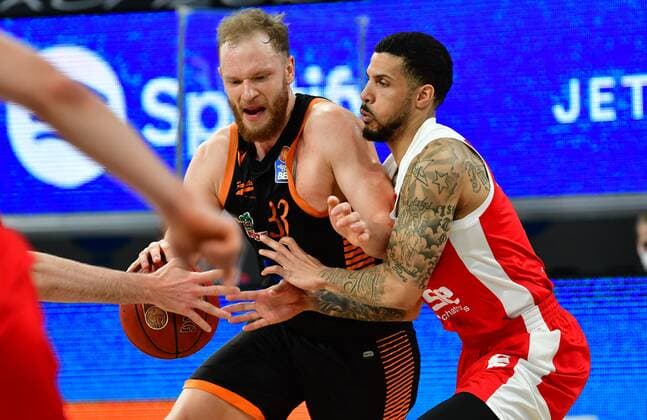 BAMBERG 14 04 2021 Basketball easycredit 1 Basketball Bundesliga 28 matchday Brose Bamberg vs Rasta Vechta Robin Christen 33, Rasta Vechta vs Tyler Larson 55, Brose Bamberg photo Hans Martin Issler isslerimages Brose Bamberg vs Rasta Vechta