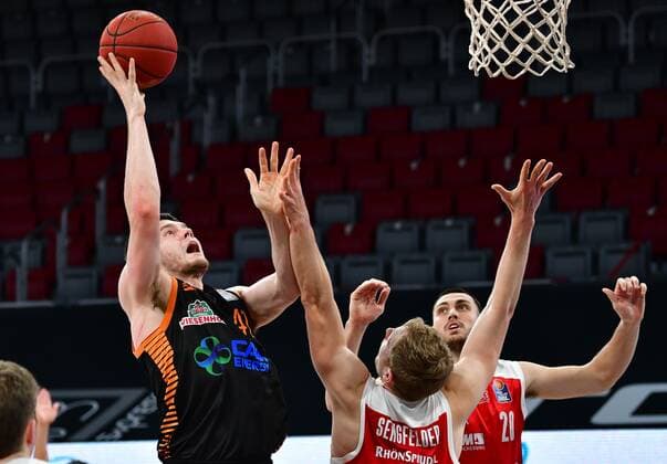 BAMBERG 14 04 2021 basketball easycredit 1 basketball Bundesliga 28 matchday Brose Bamberg vs Rasta Vechta Will Vorhees 41, Rasta Vechta throws against Christian Sengfelder 43, Brose Bamberg and Elias Baggette 2, Brose Bamberg 0 photo Hans Martin Issler isslerimages Brose Bamberg vs Rasta Vechta