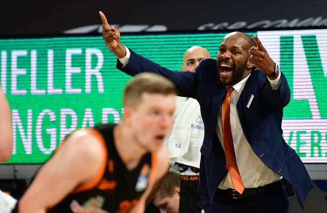 BAMBERG 14 04 2021 Basketball easycredit 1 Basketball Bundesliga 28 Matchday Brose Bamberg vs Rasta Vechta Derrick Allen Headcoch Rasta Vechta gives instruction Photo Hans Martin Issler isslerimages Brose Bamberg vs Rasta Vechta
