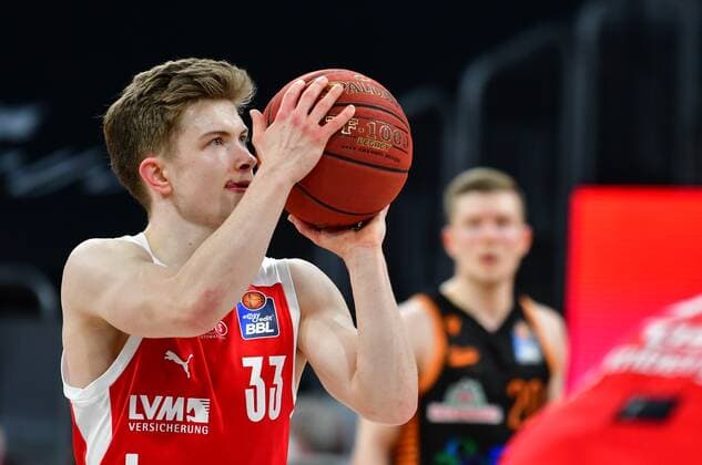 BAMBERG 14 04 2021 Basketball easycredit 1 Basketball Bundesliga 28 Matchday Brose Bamberg vs Rasta Vechta Bennet Hundt 33, Brose Bamberg shooting a free throw, watched by his brother Jannes Hundt 20, Rasta Vechta Photo Hans Martin Issler isslerimages Brose Bamberg vs Rasta Vechta