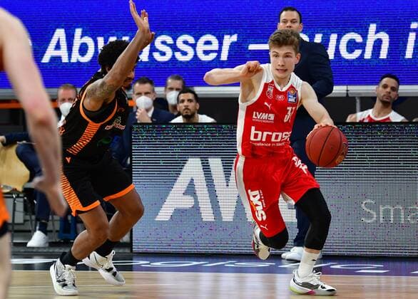 BAMBERG 14 04 2021 Basketball easycredit 1 Basketball Bundesliga 28 Matchday Brose Bamberg vs Rasta Vechta Bennet Hundt 33, Brose Bamberg moves to the basket against Edgar Sosa 12, Rasta Vechta Photo Hans Martin Issler isslerimages Brose Bamberg vs Rasta Vechta