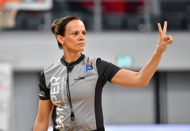 BAMBERG 14 04 2021 Basketball easycredit 1 Basketball Bundesliga 28 Matchday Brose Bamberg vs Rasta Vechta Referee Anne Panther indicates two free throws Photo Hans Martin Issler isslerimages Brose Bamberg vs Rasta Vechta