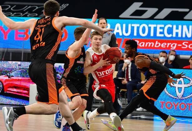 BAMBERG 14 04 2021 Basketball easycredit 1 Basketball Bundesliga 28 Matchday Brose Bamberg vs Rasta Vechta Bennet Hundt 33, Brose Bamberg moves to the basket against Jannes Hundt 20, Rasta Vechta , Josh Young 8, Rasta Vechta and Will Vorhees 41, Rasta Vechta Photo Hans Martin Issler isslerimages Brose Bamberg vs Rasta Vechta