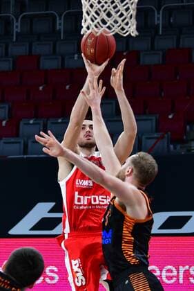 BAMBERG 14 04 2021 basketball easycredit 1 basketball Bundesliga 28 matchday Brose Bamberg vs Rasta Vechta Chase Fieler 20, Brose Bamberg throws against Robin Christen 33, Rasta Vechta photo Hans Martin Issler isslerimages Brose Bamberg vs Rasta Vechta