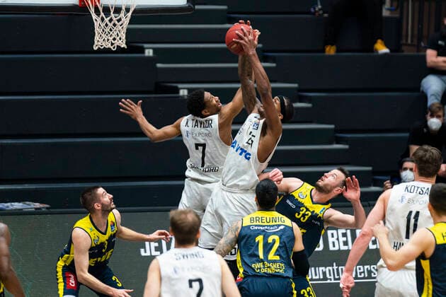 easyCredit Basketball Bundesliga, Hamburg, 14 04 2021 easyCredit Basketball Bundesliga, Hamburg Towers vs EWE Baskets Oldenburg, Rebound by Kameron Taylor 7 Hamburg Towers and Terry Allen 25 Hamburg Towers Copyright: xBEAUTIFULxSPORTS Mohwinkelx