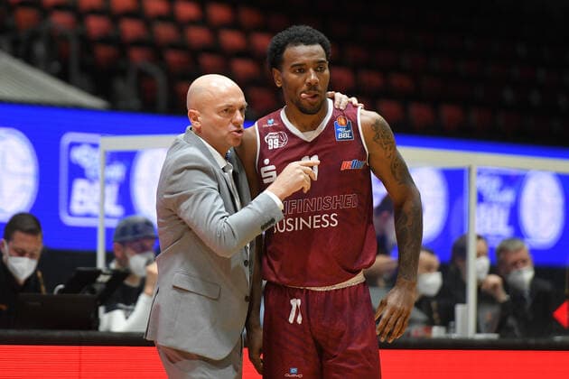 Isiaha Mike Niners Chemnitz r and Rodrigo Pastore coach, head coach, Niners Chemnitz li , Niners Chemnitz vs HAKRO Merlins Crailsheim, 14 04 2021, easycredit Basketball Bundesliga, GER, season 2020 21 Niners Chemnitz vs HAKRO Merlins Crailsheim, 14 04 2021, easycredit Basketball Bundesliga, GER, season 2020 21 Chemnitz Copyright: xBertxHarzer xEibner-xPressefotox