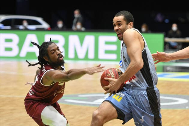 Elias Lasisi HAKRO Merlins Crailsheim r and Marcus Thornton Niners Chemnitz l , Niners Chemnitz vs HAKRO Merlins Crailsheim, 14 04 2021, easycredit Basketball Bundesliga, GER, Season 2020 21 Niners Chemnitz vs HAKRO Merlins Crailsheim, 14 04 2021, easycredit Basketball Bundesliga, GER, Season 2020 21 Chemnitz Copyright: xBertxHarzer xEibner-xPressefotox
