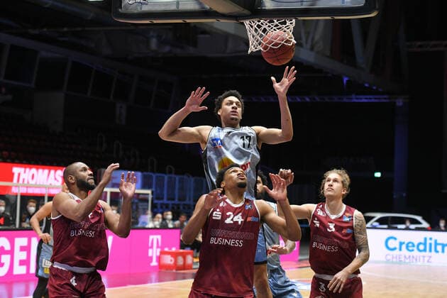 Jamuni McNeace HAKRO Merlins Crailsheim at the basket, Malte Ziegenhagen Niners Chemnitz right and George King Niners Chemnitz front, center, Niners Chemnitz vs HAKRO Merlins Crailsheim, 14 04 2021, easycredit Basketball Bundesliga, GER, season 2020 21 Niners Chemnitz vs HAKRO Merlins Crailsheim, 14 04 2021, easycredit Basketball Bundesliga, GER, season 2020 21 Chemnitz Copyright: xBertxHarzer xEibner-xPressefotox
