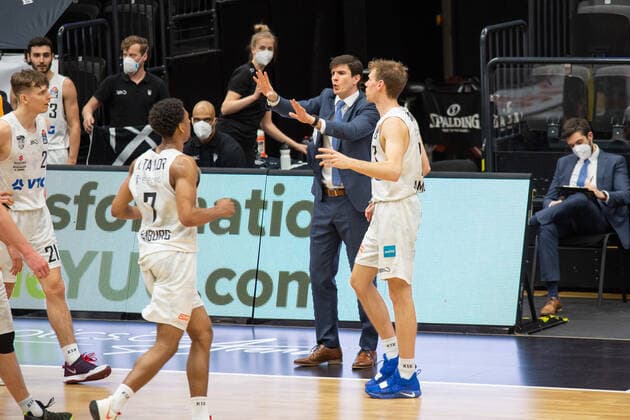 Basketball I Mens I 2020 2021 Season I easyCredit Bundesliga I 28 Matchday I Hamburg Towers EWE Baskets Oldenburg I 14 04 2021 Pedro Calles Towers, Head Coach Gives Instructions to Players Besides Jordan Swing 2, Towers Hamburg edel optics de Arena, Kurt Emmerich Platz, Wilhelmsburger Inselpark Hamburg Germany Copyright: xLobeca RobertoxSeidelx