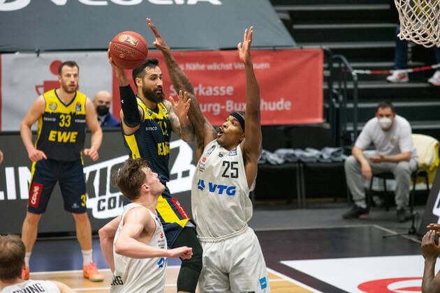 Basketball I Mens I 2020 2021 season I easyCredit Bundesliga I 28 matchday I Hamburg Towers EWE Baskets Oldenburg I 14 04 2021 duel of Martin Breunig 12, Oldenburg and Terry Allen 25, Towers Hamburg edel optics de Arena, Kurt Emmerich Platz, Wilhelmsburger Inselpark Hamburg Germany. Copyright: xLobeca RobertoxSeidelx