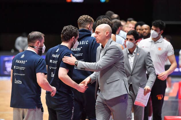Chemnitz, Germany 14 April 2021 BBL 2020 2021 Niners Chemnitz vs Hakro Merlins Crailsheim Coach Rodrigo Pastore Chemnitz high-fives with the opposing team Messe Chemnitz Sachsen Copyright: xFotostandx xDostmannx