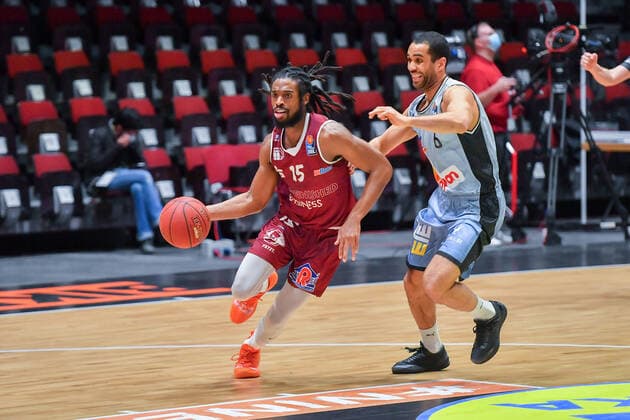 Chemnitz, Germany 14 April 2021 BBL 2020 2021 Niners Chemnitz vs Hakro Merlins Crailsheim v li in duel Marcus Thornton Chemnitz and Elias Lasisi Crailsheim Fair Chemnitz Saxony Copyright: xFotostandx xDostmannx