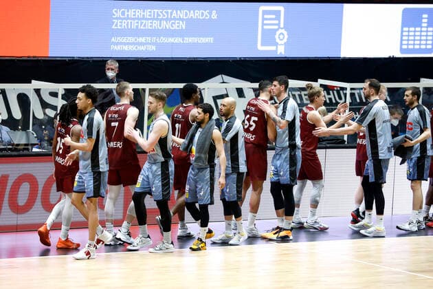 14 04 2021, easyCredit Basketball Bundesliga, BBL, season 2020 2021, men, Chemnitz Niners HAKRO Merlins Crailsheim Congratulations from the Niner to the guests from Crailsheim Chemnitz Messe Chemnitz Sachsen Germany