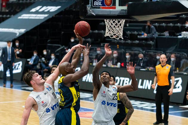 easyCredit Basketball Bundesliga, Hamburg, 14 04 2021 easyCredit Basketball Bundesliga, Hamburg Towers vs EWE Baskets Oldenburg, Rickey Paulding 23 EWE Baskets Oldenburg , Maik Kotsar 11 Hamburg Towers , Terry Allen 25 Hamburg Towers Copyright: xBEAUTIFULxSPORTS Mohwinkelx