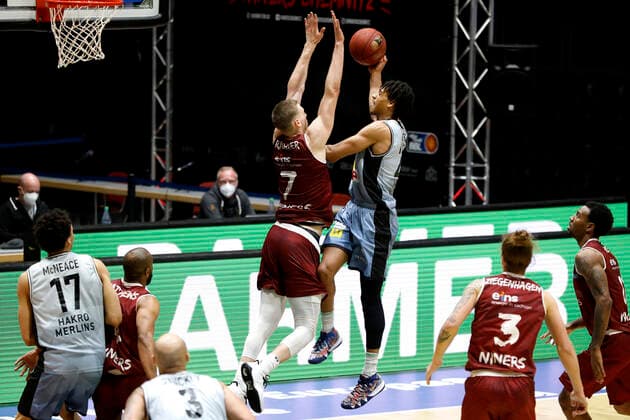 14 04 2021, easyCredit Basketball Bundesliga, BBL, season 2020 2021, men, Chemnitz Niners HAKRO Merlins Crailsheim Jonas Richter, Niners Chemnitz, Jeremy Jones, HAKRO Merlins Crailsheim Chemnitz Fair Chemnitz Saxony Germany