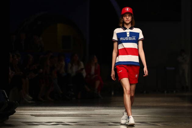 Bilder des Jahres 2021, Sport 04 April Sport Themen der Woche KW15 Sport Bilder des Tages MOSCOW, RUSSIA - APRIL 14, 2021: A model walks the runway during the unveiling of Russia s official uniforms designed by Zasport for the Tokyo 2020 Summer Olympic Games, Olympische Spiele, Olympia, OS at the Cosmonautics and Aviation center at the VDNKh exhibition center. Sergei Bobylev TASS  TS0FCCF5