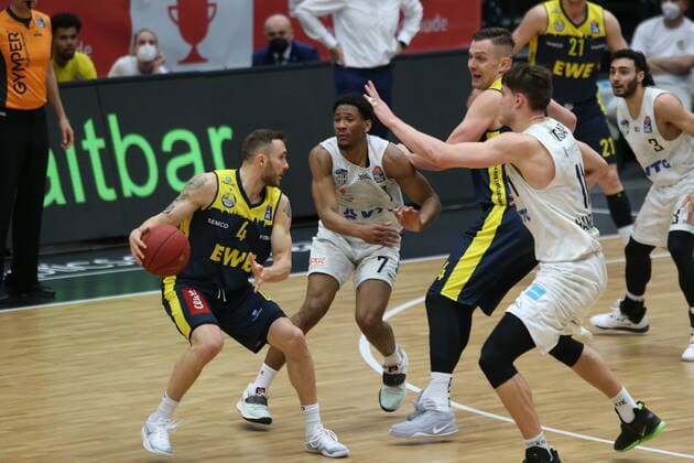 Basketball Germany, 1 Bundesliga, Hamburg Towers EWE Baskets Oldenburg, Hamburg, 14 04 2021 Keith Hornsby Oldenburg, l Kamron Taylor M and Maik Kotsar both Towers, r Hamburg Germany