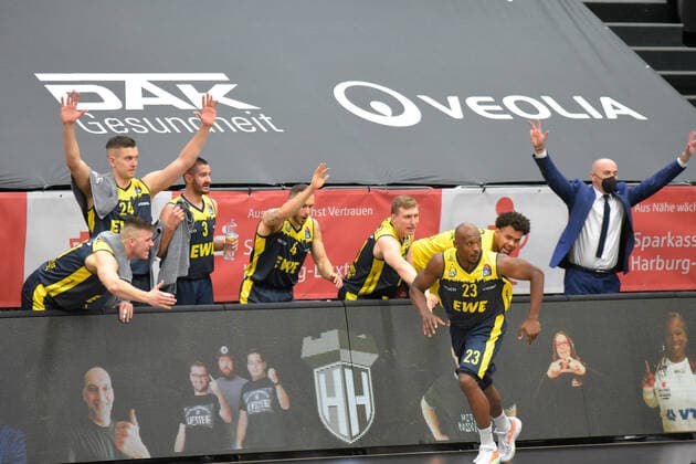 Basketball I Mens I 2020 2021 Season I easyCredit Bundesliga I 28 Matchday I Hamburg Towers EWE Baskets Oldenburg I 14 04 2021 Tomislav Gabric 21, Oldenburg , Rasid Mahalbasic 24, Oldenburg , Braydon Hobbs 3, Oldenburg , Keith Hornsby 4, Oldenburg , Jacob Hollatz 11, Oldenburg and cheer Rickey Paulding 23, Oldenburg to Hamburg edel optics de Arena, Kurt Emmerich Platz, Wilhelmsburger Inselpark Hamburg Germany. Copyright: xLobeca RobertoxSeidelx