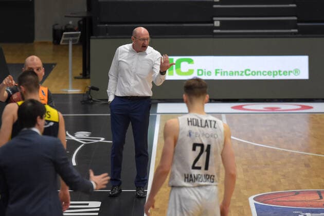 Basketball I Men I Season 2020 2021 I easyCredit Bundesliga I 28 Matchday I Hamburg Towers EWE Baskets Oldenburg I 14 04 2021 Mladen Drijencic Oldenburg, Head Coach gives clear instructions Hamburg edel optics de Arena, Kurt Emmerich Platz, Wilhelmsburger Inselpark Hamburg Germany Copyright: xLobeca RobertoxSeidelx