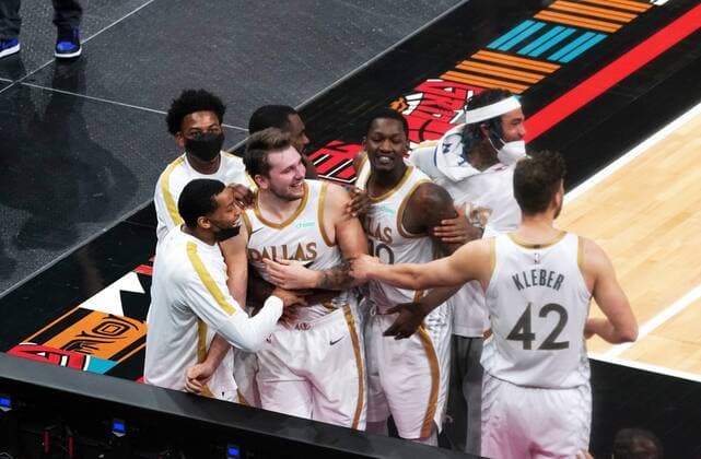 Sport Bilder des Tages Dallas Mavericks Luka Doncic (77) celebrates his winning shot at the buzzer with his team, during a NBA, Basketball Herren, USA game, at FedEx Forum in Memphis, Tennessee, USA, 14, April 2021. Mavericks at Memphis Grizzlies Basketball !ACHTUNG: NUR REDAKTIONELLE NUTZUNG!  Copyright: xKARENxPULFERxFOCHTx AME069 20210415-637540650940438706
